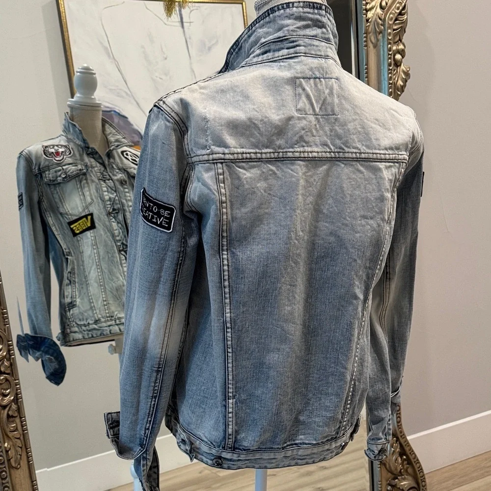 Stylish Light Blue Denim Jacket with Patches